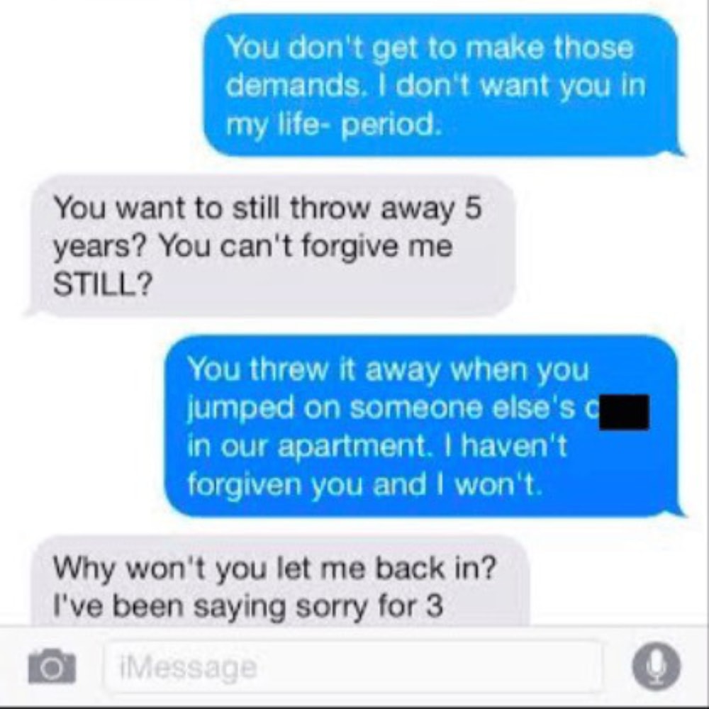Cheater перевод. Cheating on him. Blank text message. Arguing via texting.